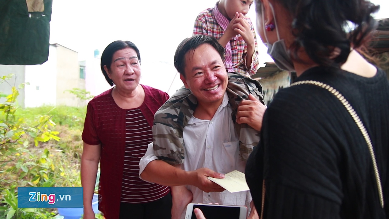 Nguoi mot minh nuoi hai con teo nao duoc cong dong giup do hinh anh