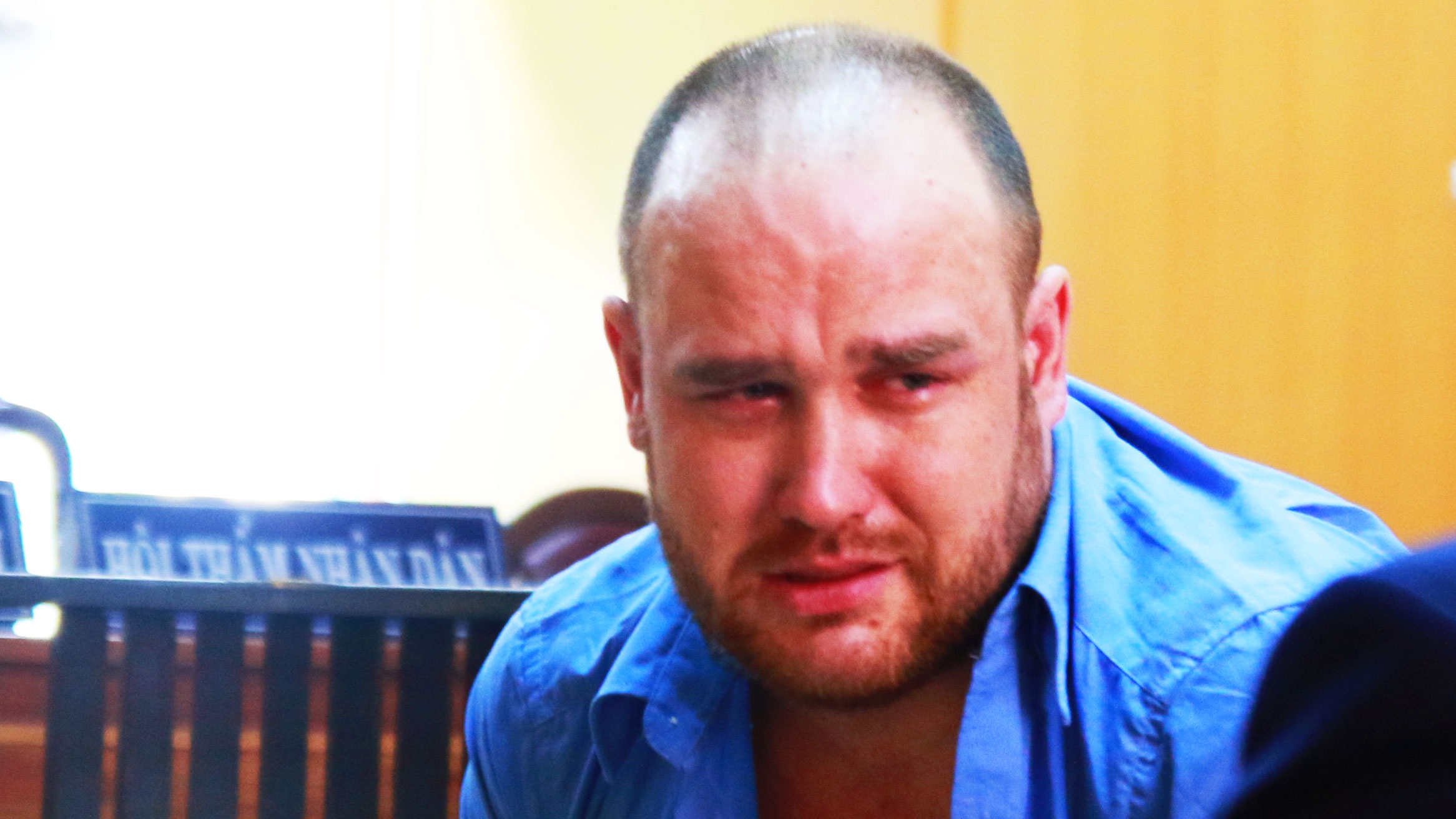 Nguoi dan ong Nam Phi van chuyen gan 1,5 kg ma tuy bat khoc truoc toa hinh anh