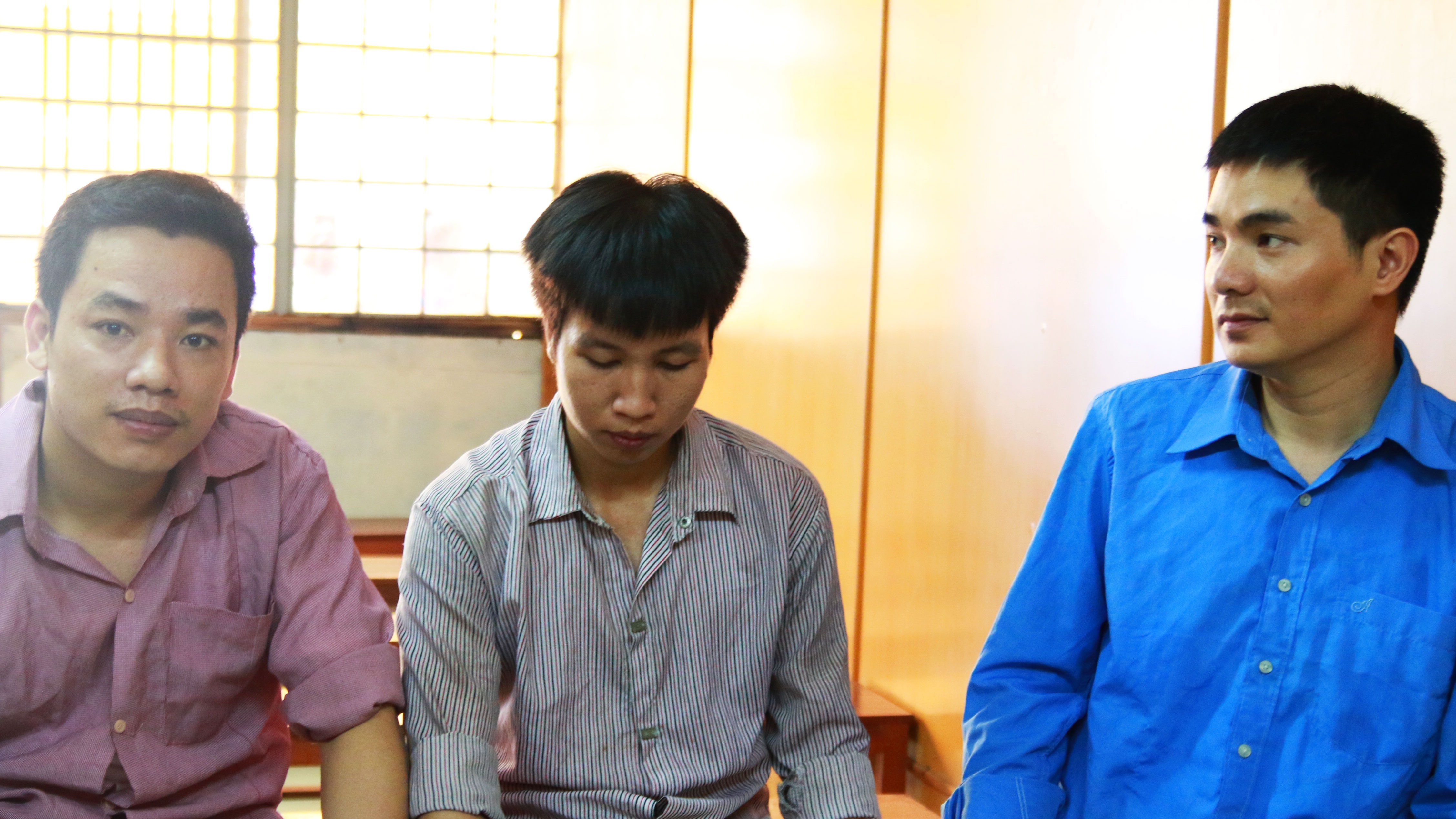 Lanh an tu vi san xuat ong nhua gia nhan hieu hinh anh