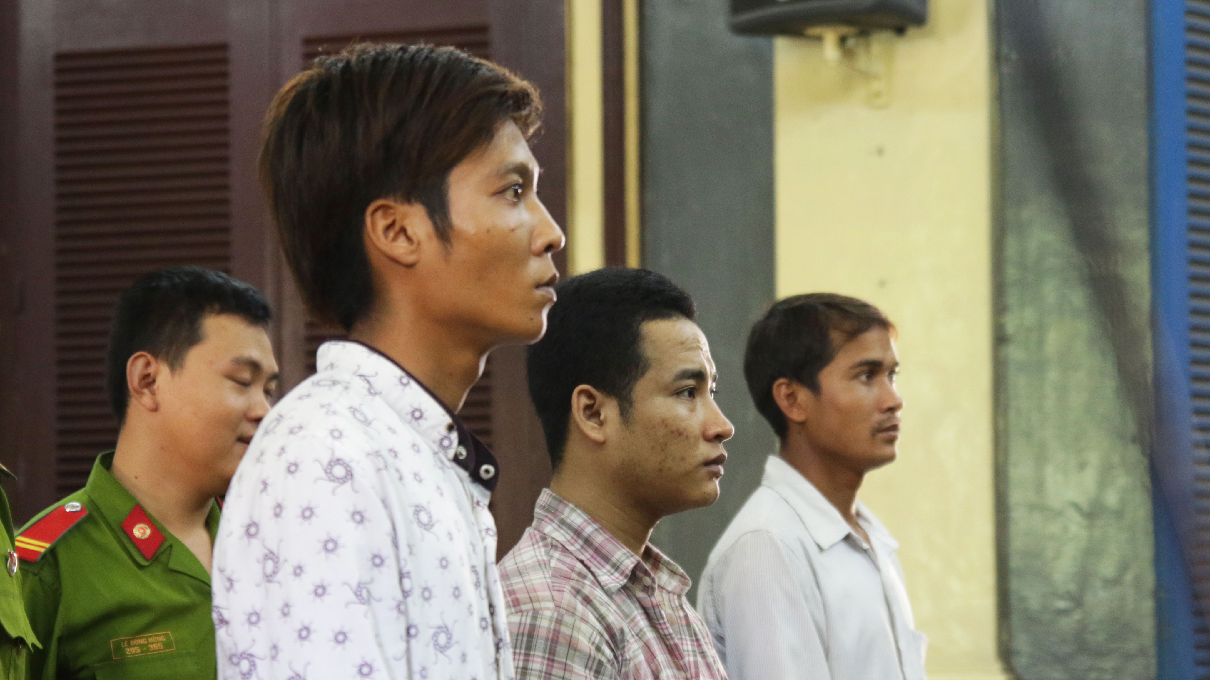 truy sat nam thanh nien duoi ho nuoc anh 2