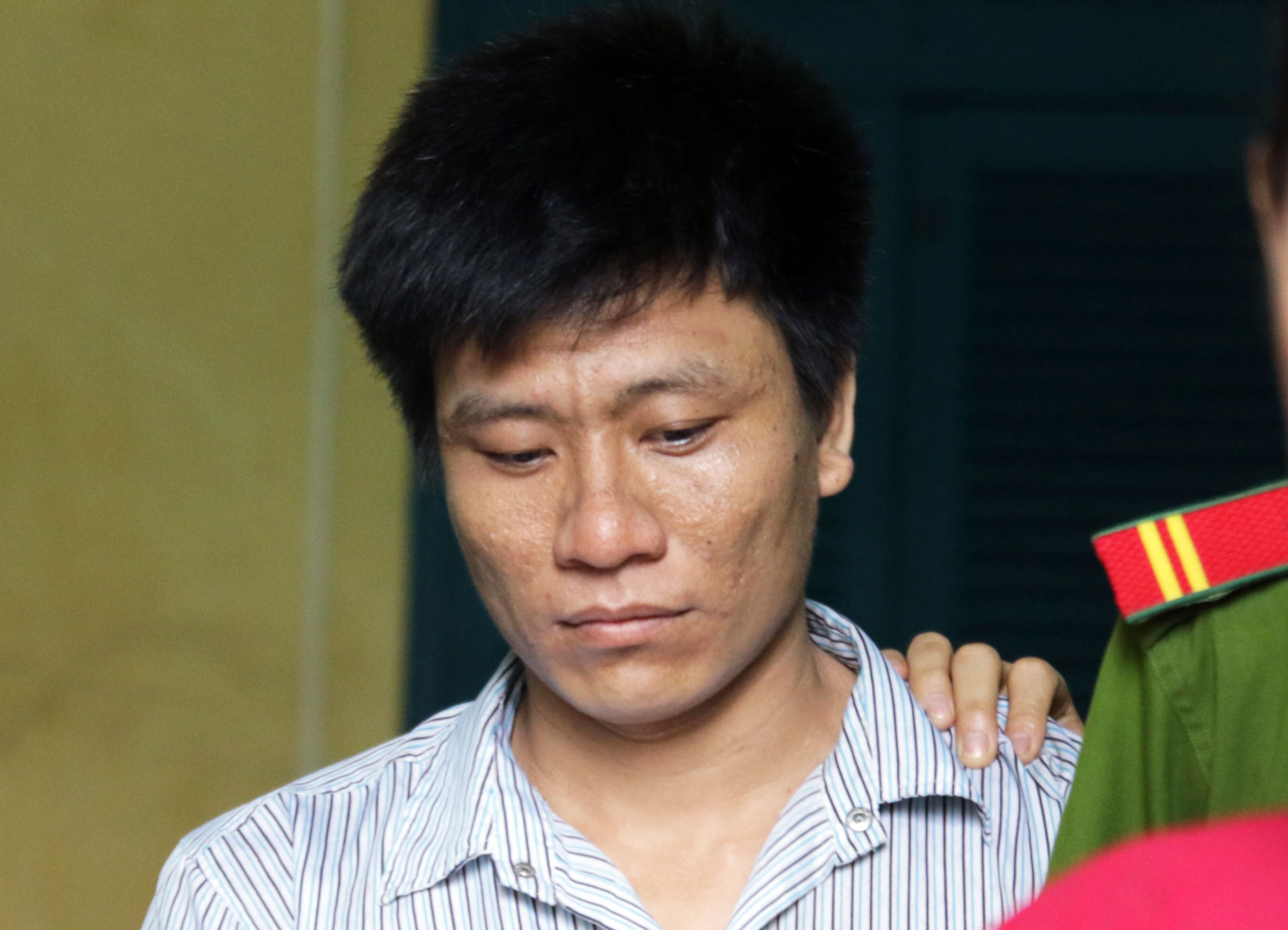 Y an voi ga tho ho danh chet ban vi khong nhan duoc loi xin loi hinh anh