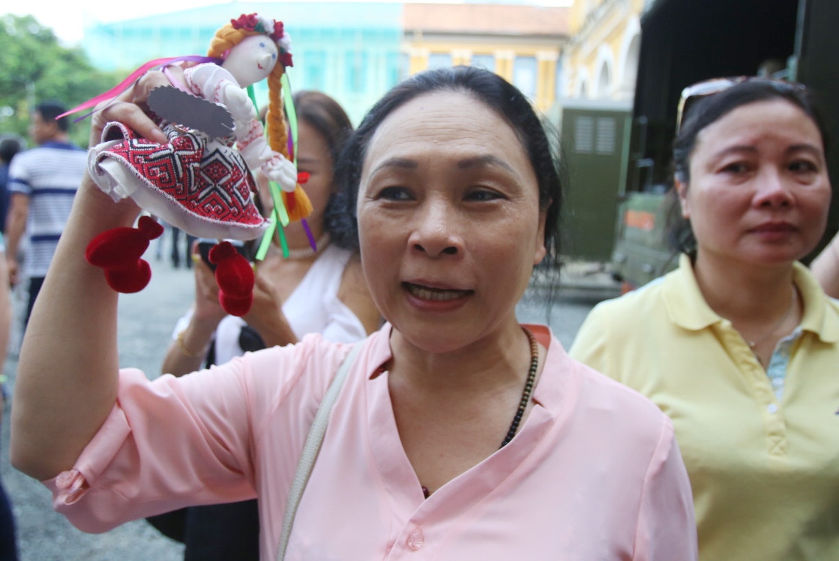 Mon qua me hoa hau Phuong Nga danh tang con ngay cong trai giam hinh anh