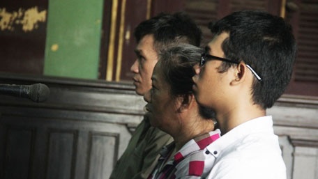 9X bi cha me keo vao duong day tieu thu xe gian duoc giam an hinh anh