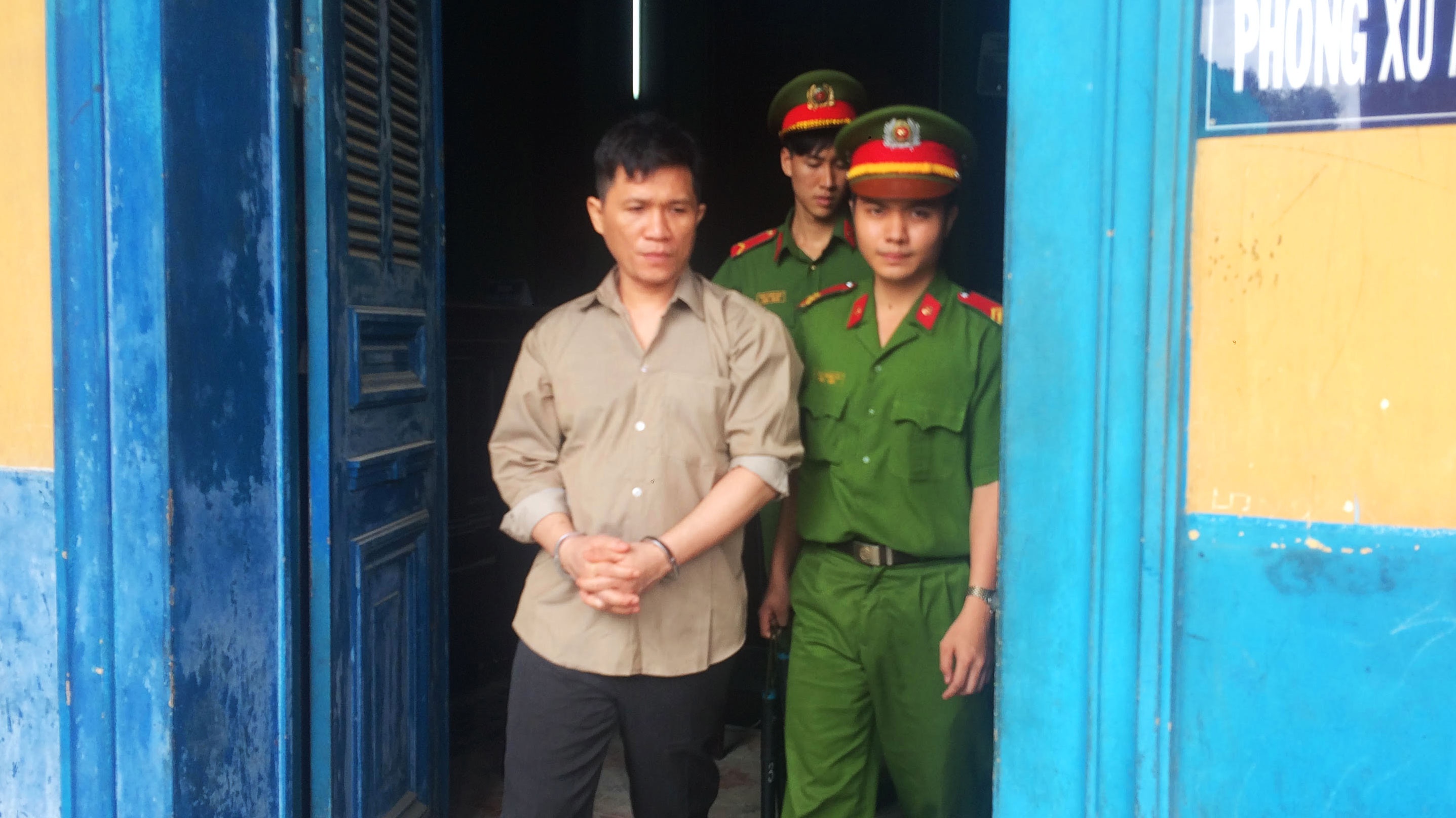 Trần Thanh Bạch xẻ thịt xe máy ảnh 2 Tran Thanh Bach xe thit xe may anh 2