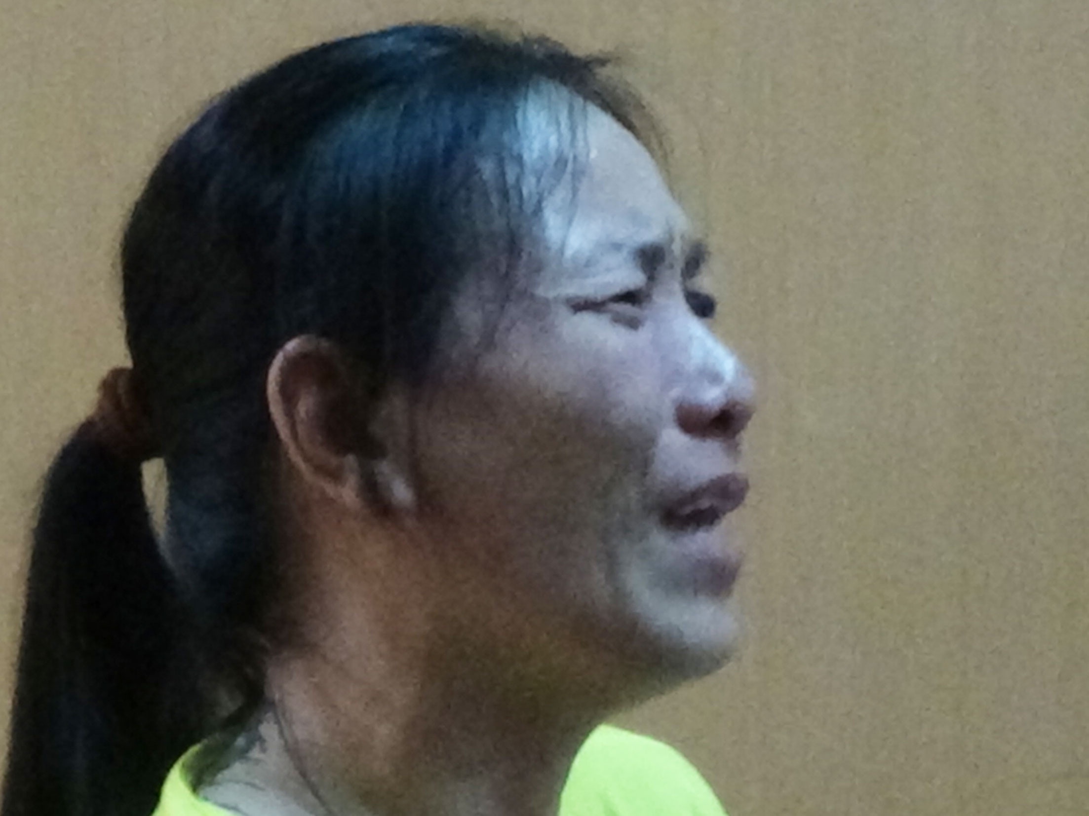 Nguoi phu nu bat khoc tai toa khi linh an chung than hinh anh