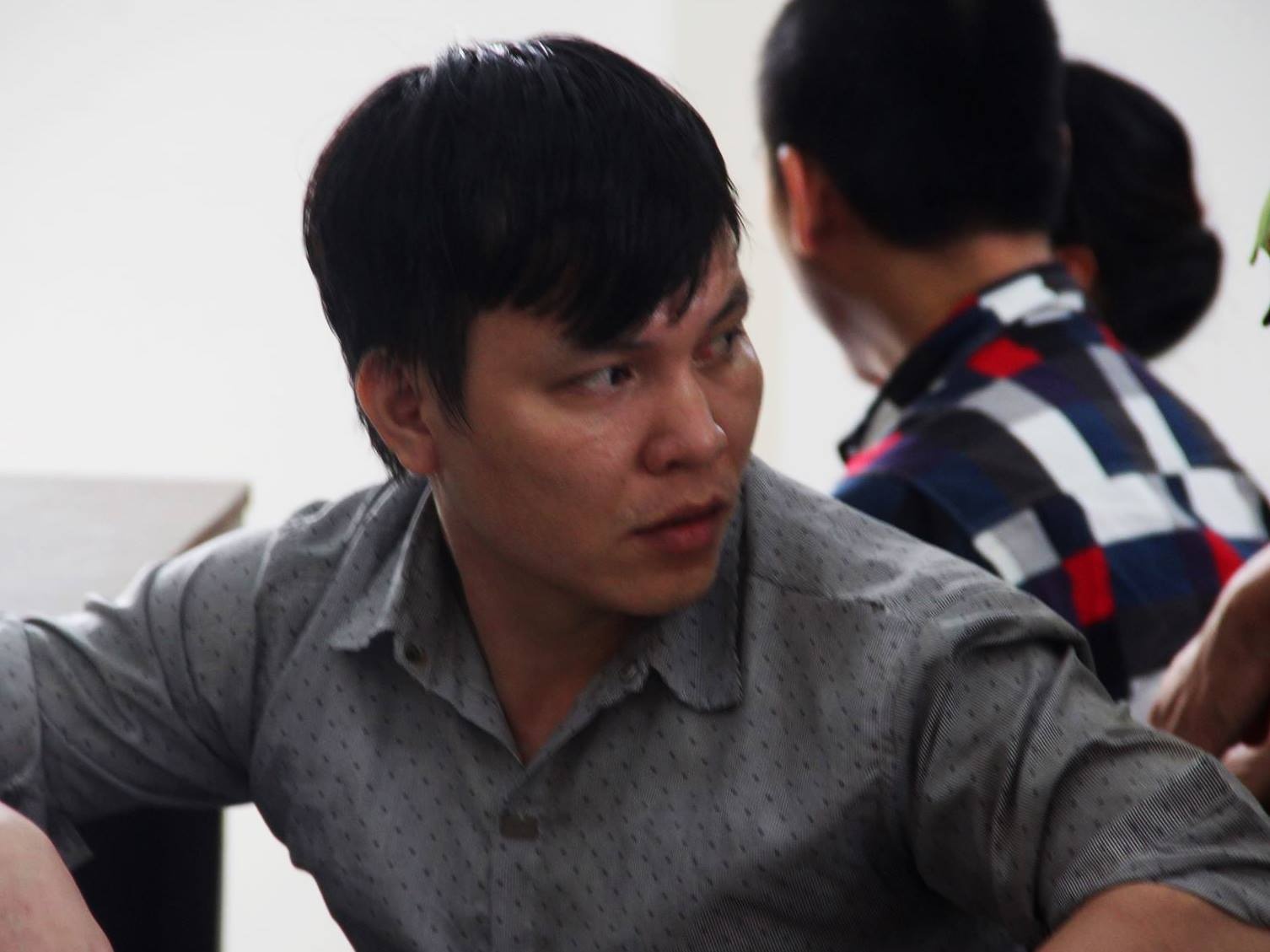 Ghen cuong, chong tan nhan doat mang vo hinh anh