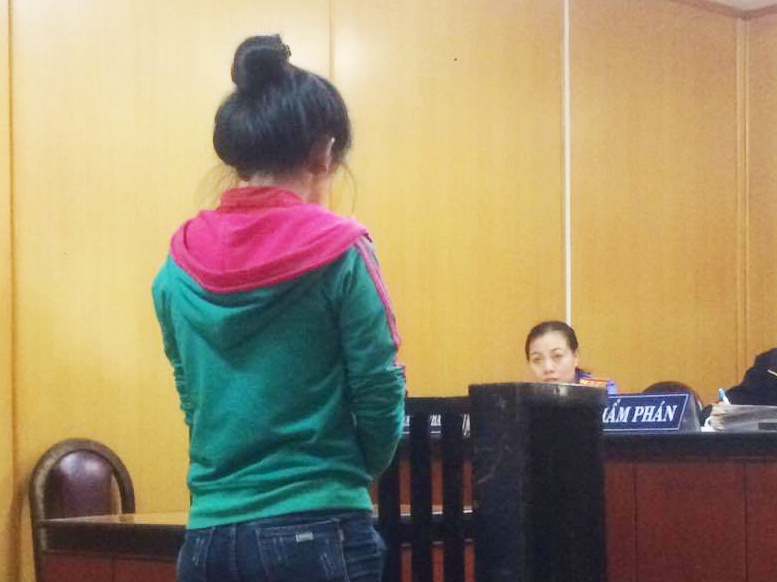 Nu bi cao tre buon ma tuy duoc giam nua muc an hinh anh