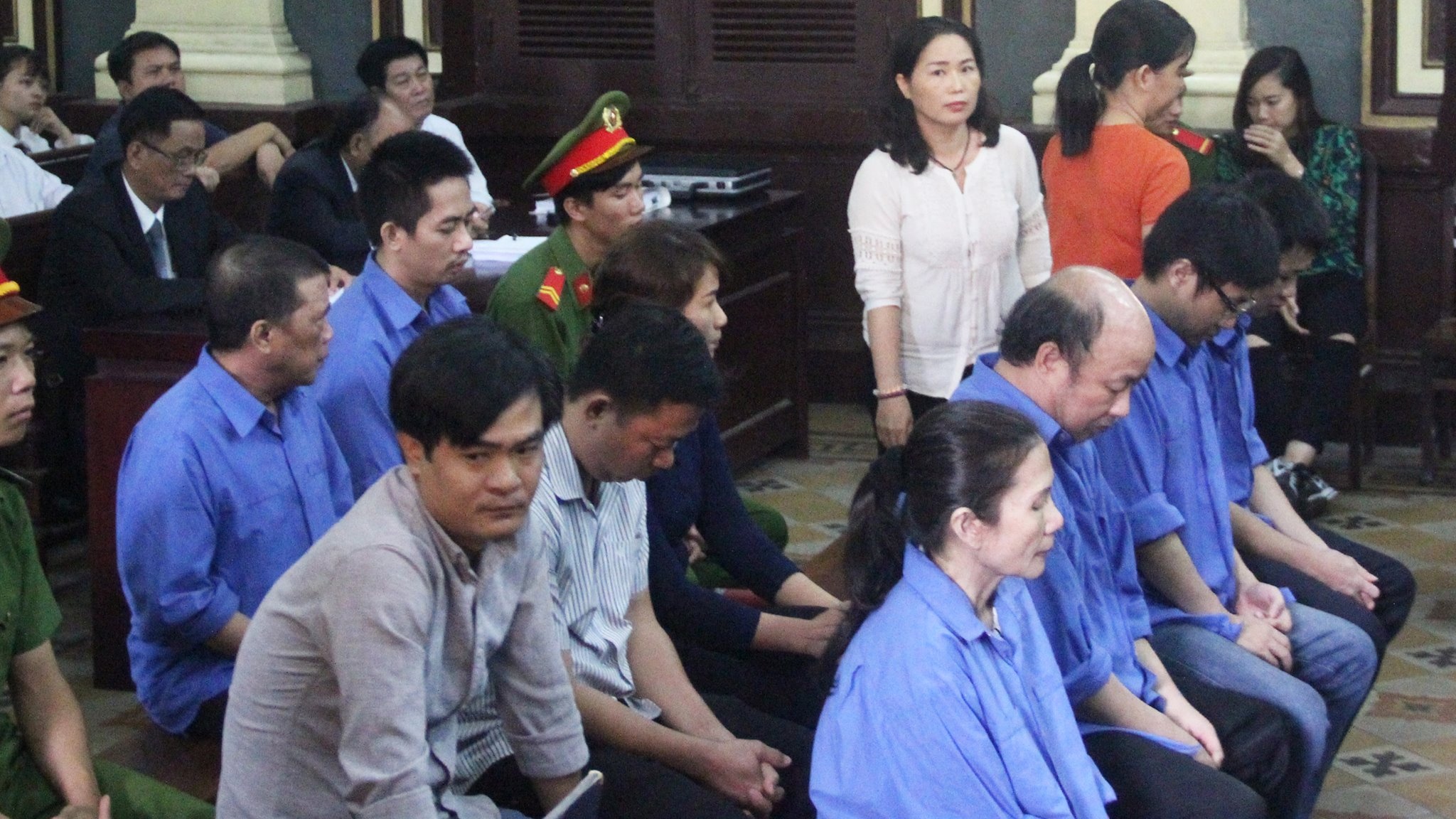 Nguyen Thi Hoang Oanh cung 10 dong pham bi dua ra xet xu hinh anh