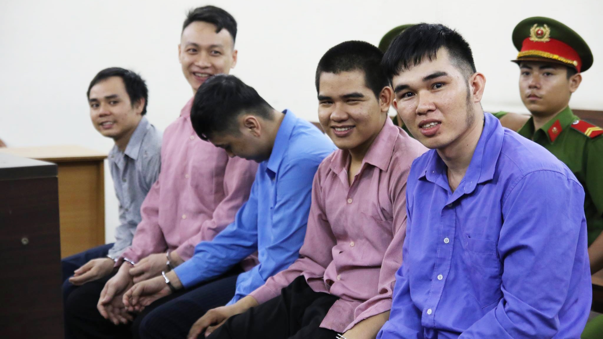 tươi cười khi hầu tòa tội giết người ảnh 1 tuoi cuoi khi hau toa toi giet nguoi anh 1