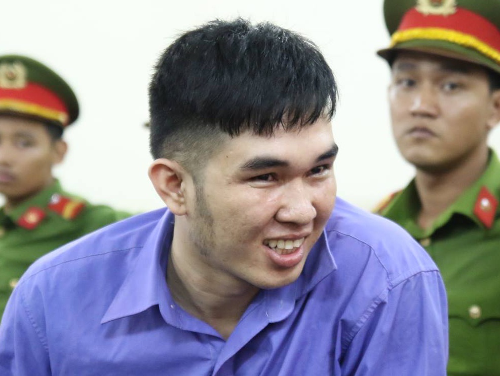 Nhom thanh nien tuoi cuoi khi hau toa toi giet nguoi hinh anh