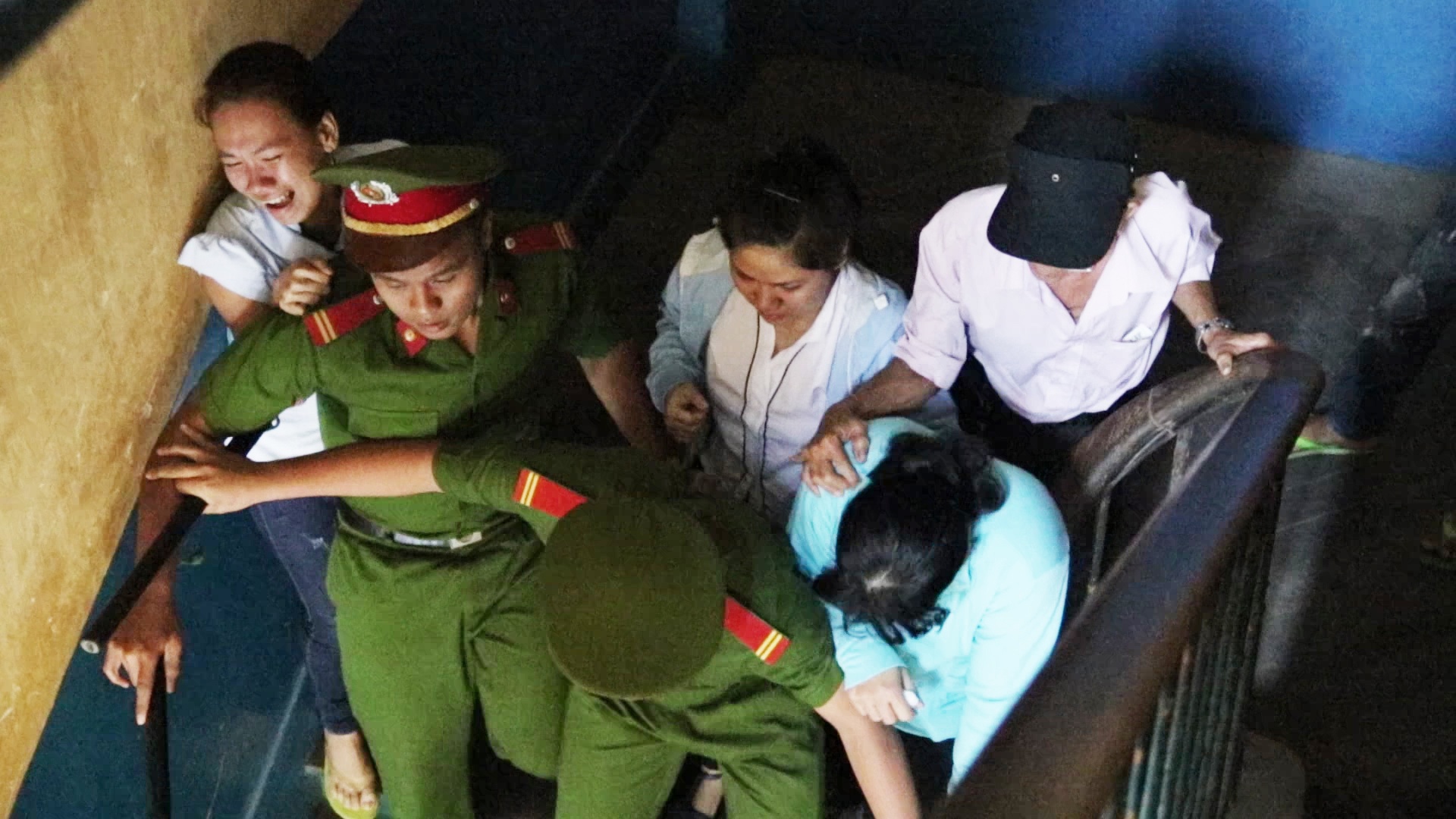 Nguoi nha ke giet ban gai gay nao loan o toa an hinh anh