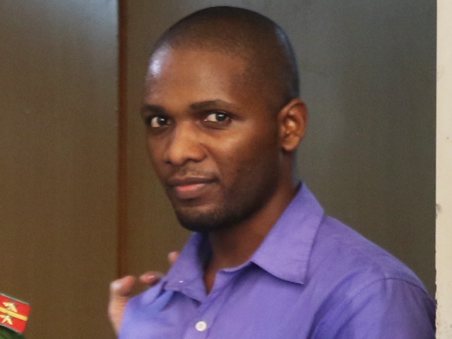 Rut tien bang ho chieu gia, thanh nien ngoai quoc linh 12 thang tu hinh anh