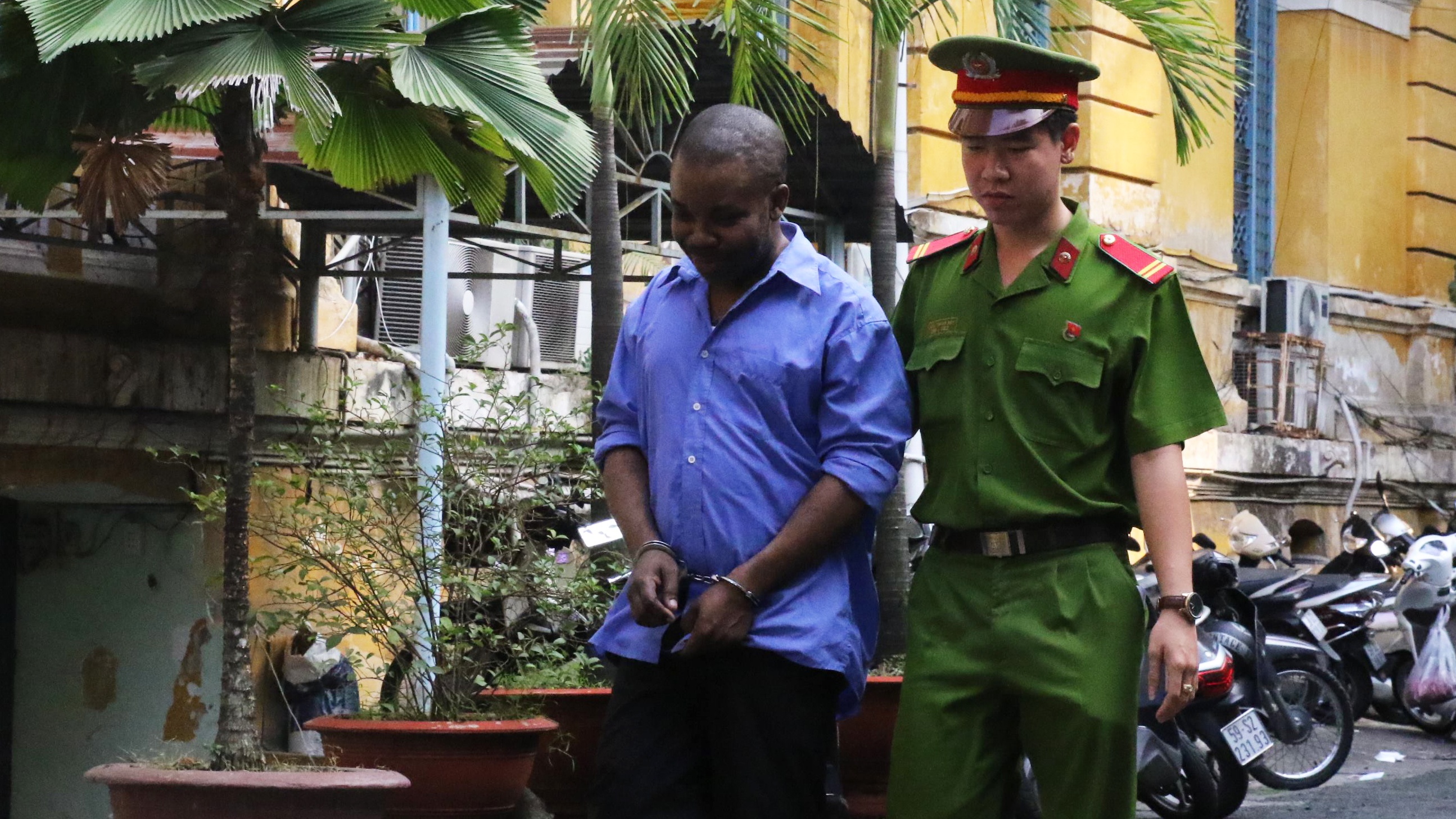 rut tien bang ho chieu gia anh 1