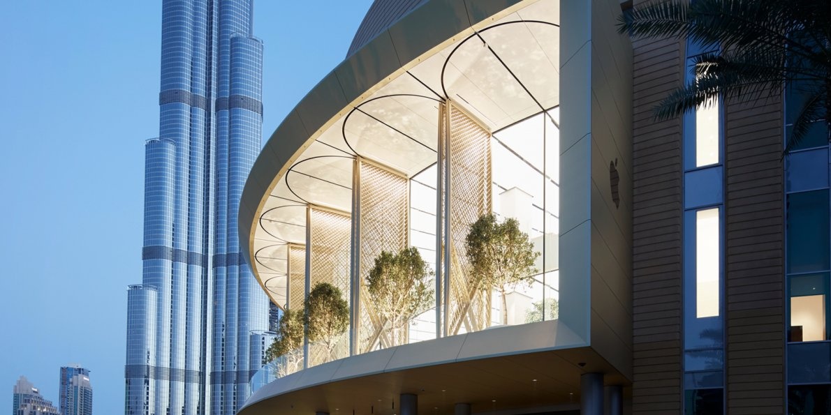 Ben trong Apple Store tai Dubai hinh anh