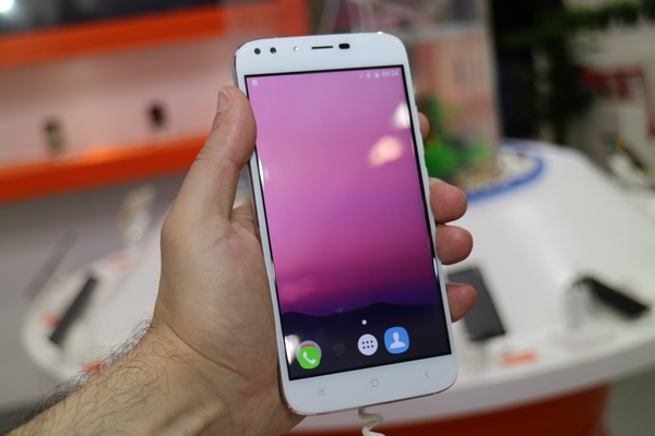 Smartphone dau tien tren the gioi co 4 camera hinh anh