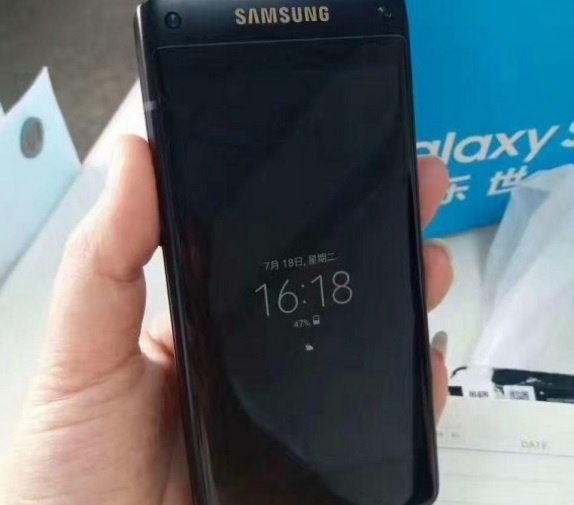 Ro ri anh thuc te smartphone nap gap cua Samsung hinh anh