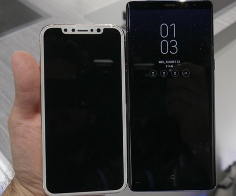 So sanh Note 8 va iPhone 8 anh 1