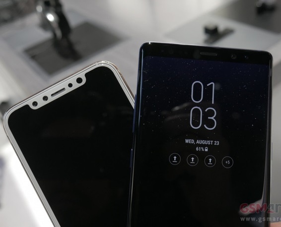 So sanh Note 8 va iPhone 8 anh 2