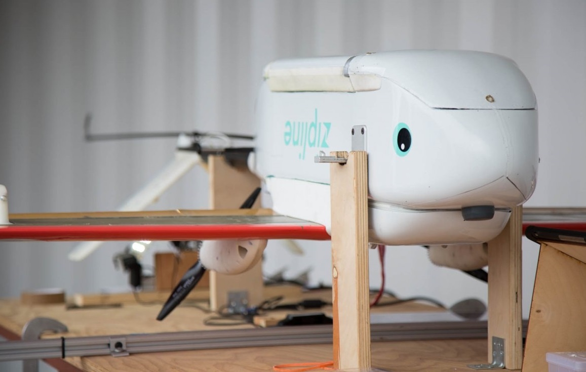 Drone van chuyen mau den vung heo lanh hinh anh