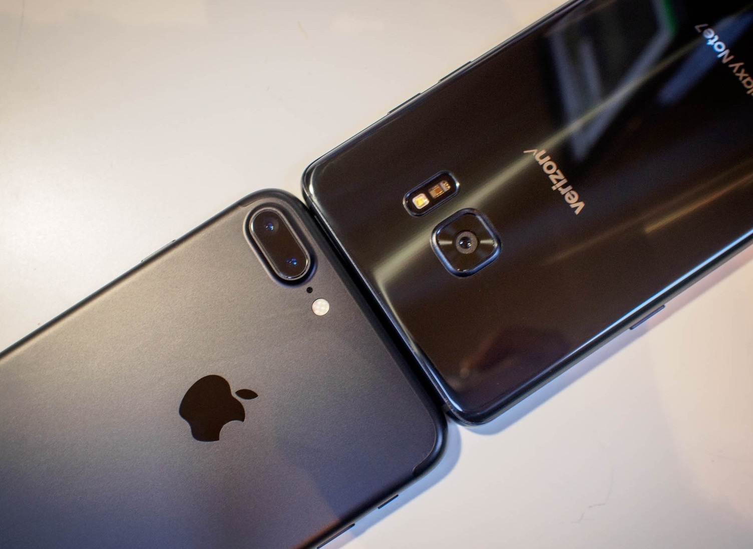 Apple lam cham iPhone cu, nguoi dung chuyen sang Samsung hinh anh