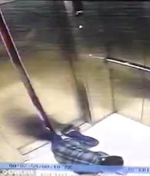 Mai me nhin dien thoai, mot nguoi phu nu gap tai nan dut lia chan hinh anh