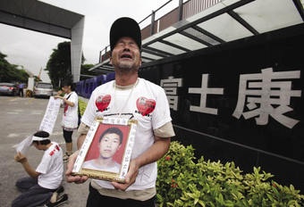 Cong nhan lap rap iPhone nhay lau tu tu hinh anh