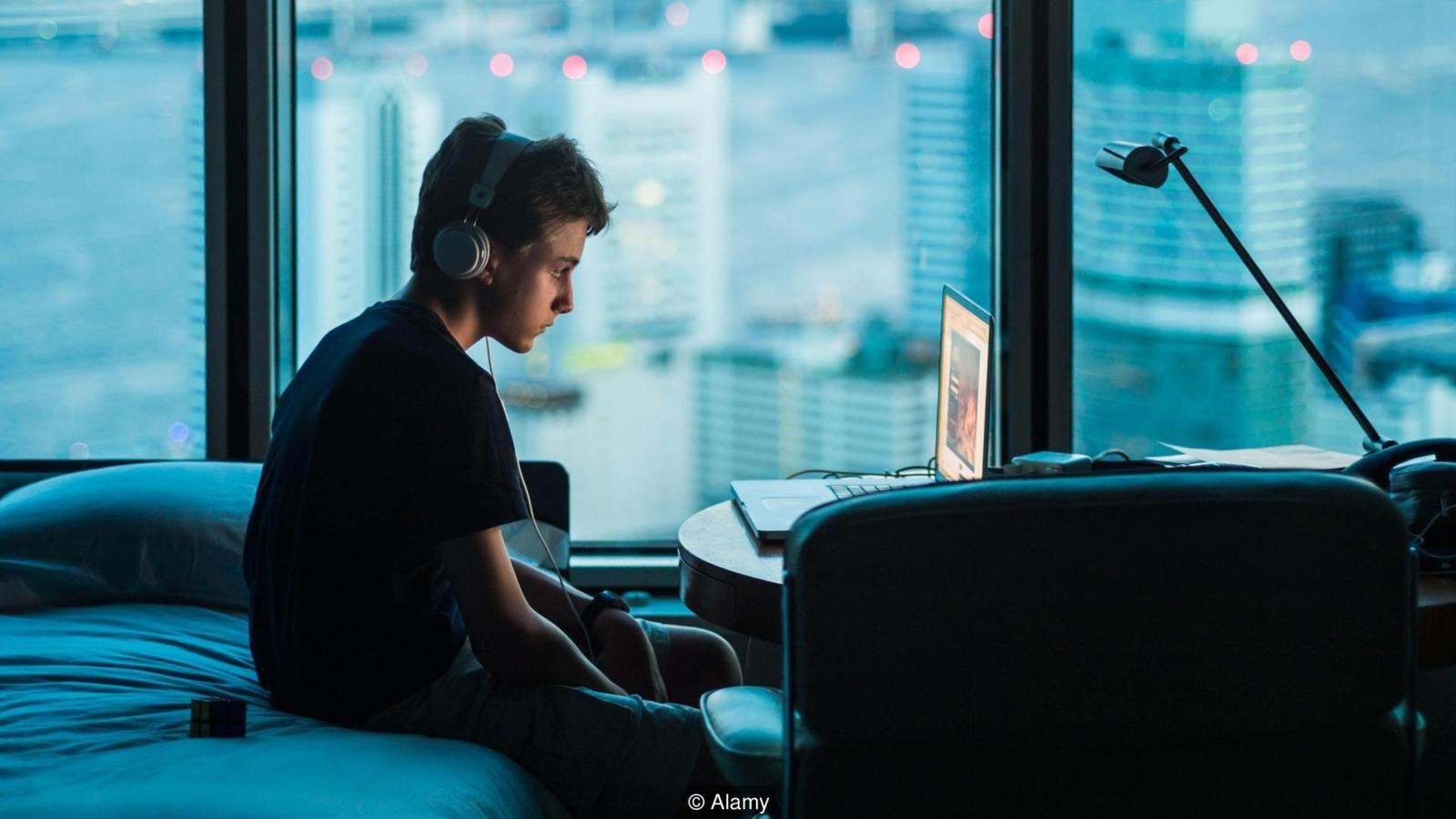 Su dung mang xa hoi truoc khi ngu lam tang nguy co mac benh hinh anh