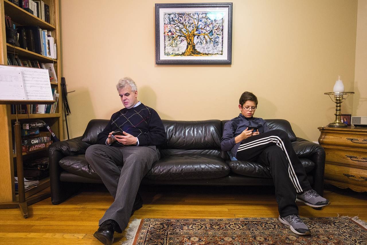 Thực trạng trẻ em nghiện smartphone ảnh 2 Thuc trang tre em nghien smartphone anh 2