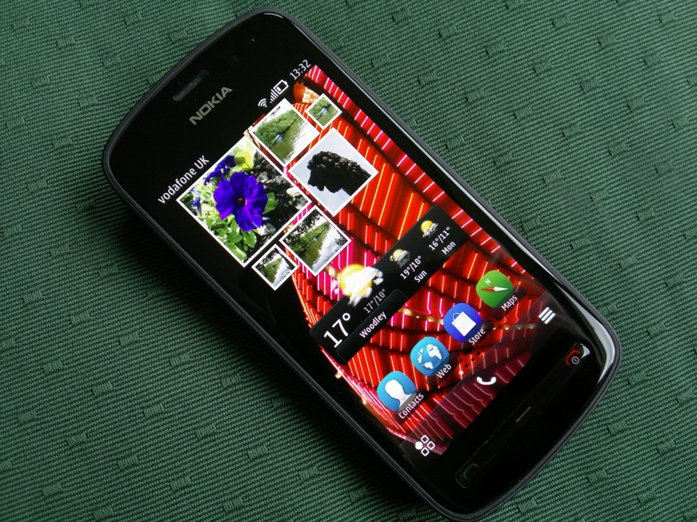 Dien thoai cu co gia dat anh 3