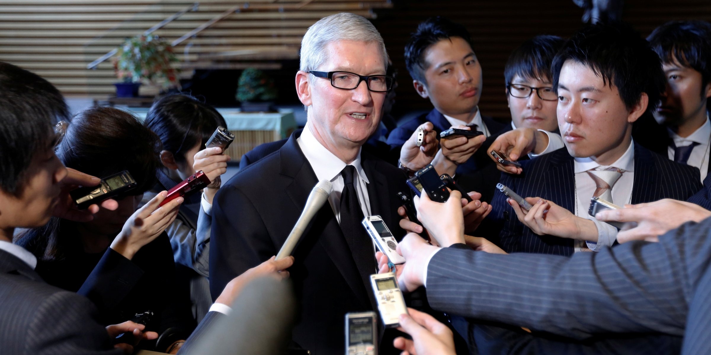 Apple mau thuan trong cach phat ngon vu lam cham iPhone hinh anh