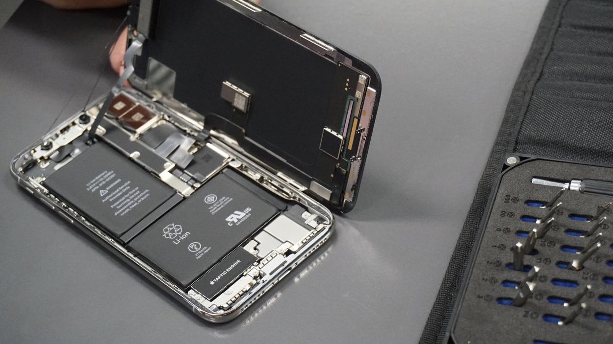 'Apple phai tuong trinh ly do ho khong de nguoi dung tu sua iPhone' hinh anh