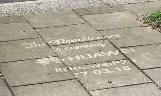 Huawei dat xe quang cao P20 truoc Apple,  Samsung anh 2