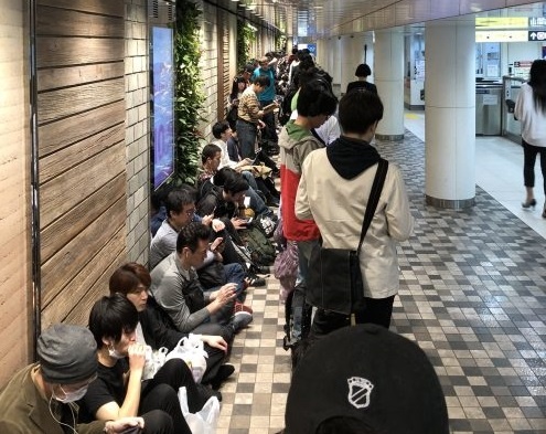 Xep hang vao Apple Store tai Nhat Ban anh 5