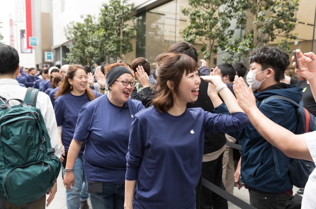 Xep hang vao Apple Store tai Nhat Ban anh 2