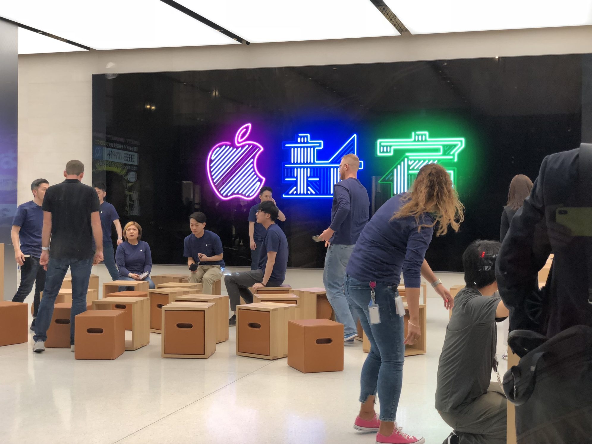 Xep hang vao Apple Store tai Nhat Ban anh 8