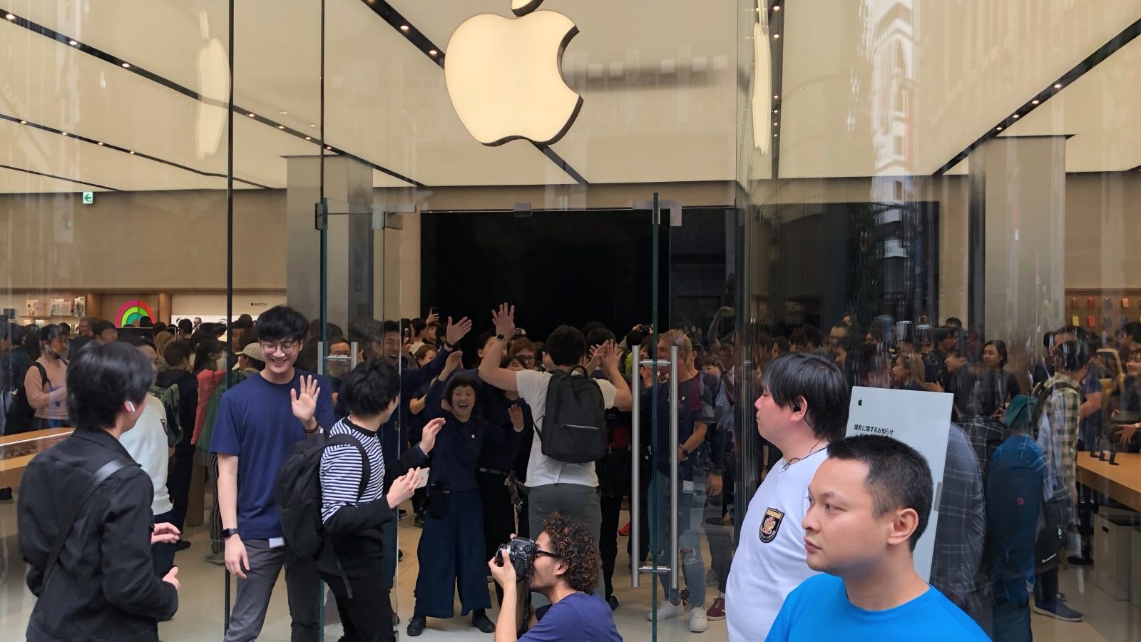 1.000 nguoi noi duoi nhau truoc Apple Store moi mo o Nhat Ban hinh anh