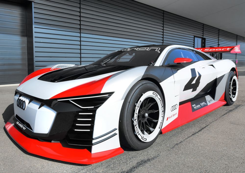 Xe dien Audi E-tron 815 ma luc: Buoc ra doi thuc tu video game hinh anh