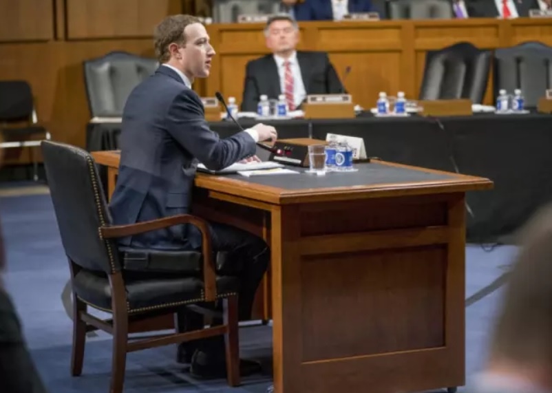 Vi sao Mark Zuckerberg mac vest, ngoi dem cao 10 cm khi dieu tran? hinh anh