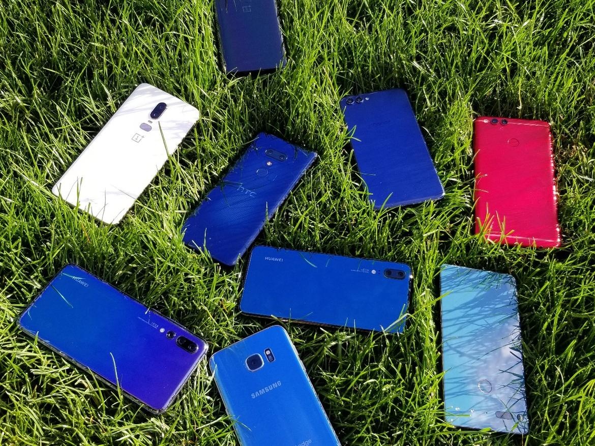 9 mau smartphone dap tan quan niem chi mau den moi dep hinh anh