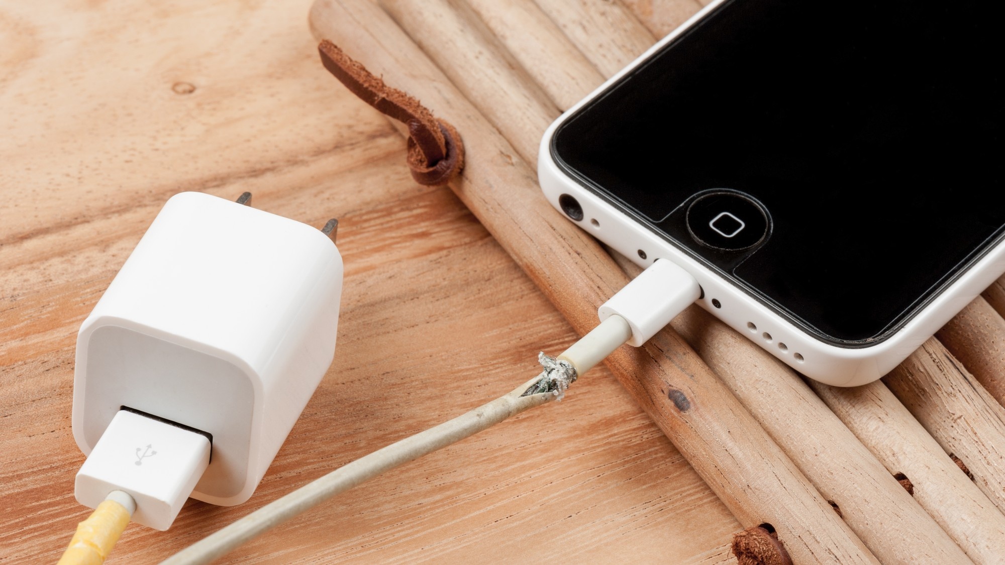 Dung cap sac iPhone gia re, nguoi dung mang tinh mang ra danh cuoc hinh anh