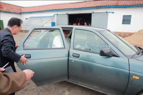 Ông Kim Jong Un đi thị sát bằng Lada Priora ảnh 1 Ong Kim Jong Un di thi sat bang Lada Priora anh 1