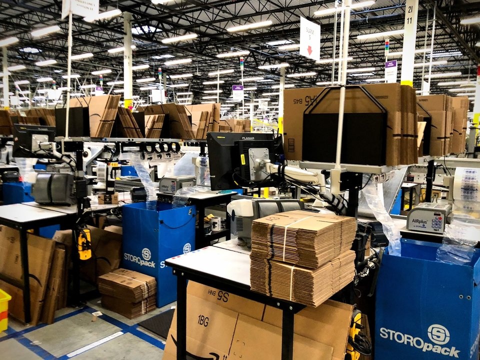 Ben trong kho hang Amazon anh 9