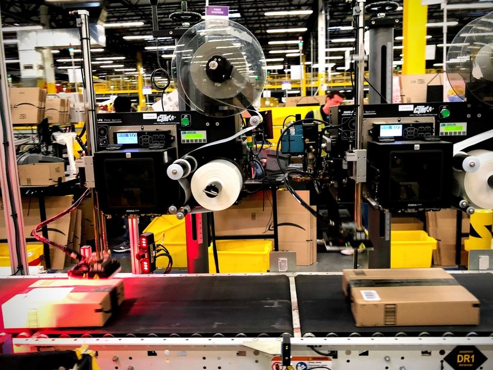 Ben trong kho hang Amazon anh 10