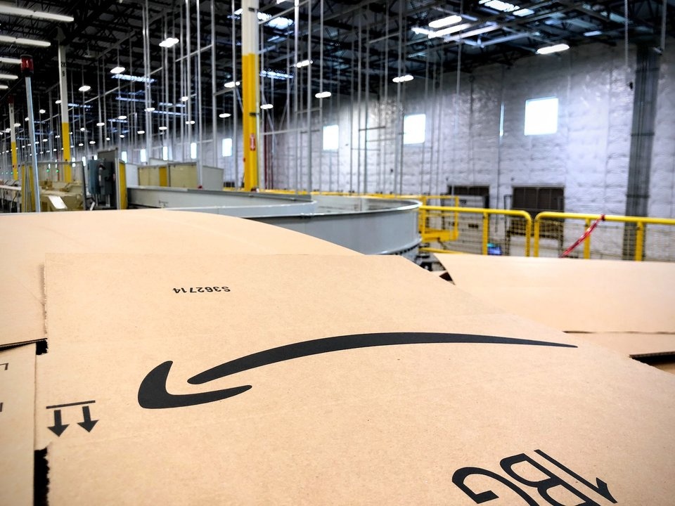 Ben trong kho hang Amazon anh 13