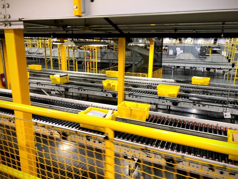 Ben trong kho hang Amazon anh 3