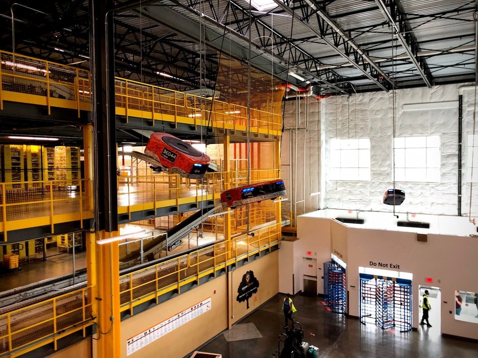 Ben trong kho hang Amazon anh 4