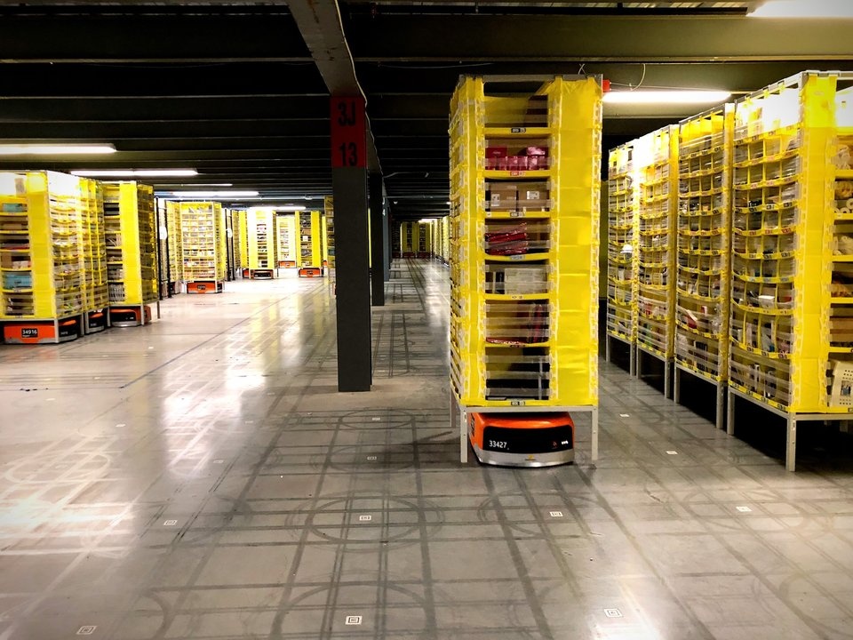 Ben trong kho hang Amazon anh 5