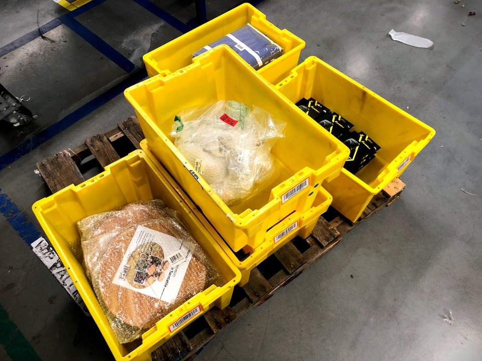 Ben trong kho hang Amazon anh 7