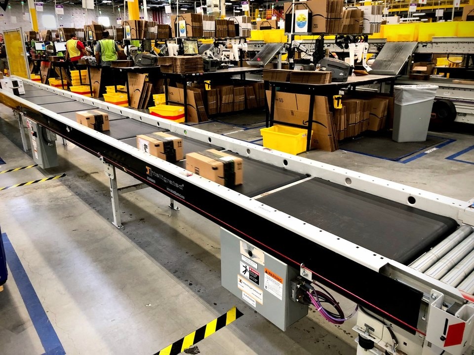 Ben trong kho hang Amazon anh 8