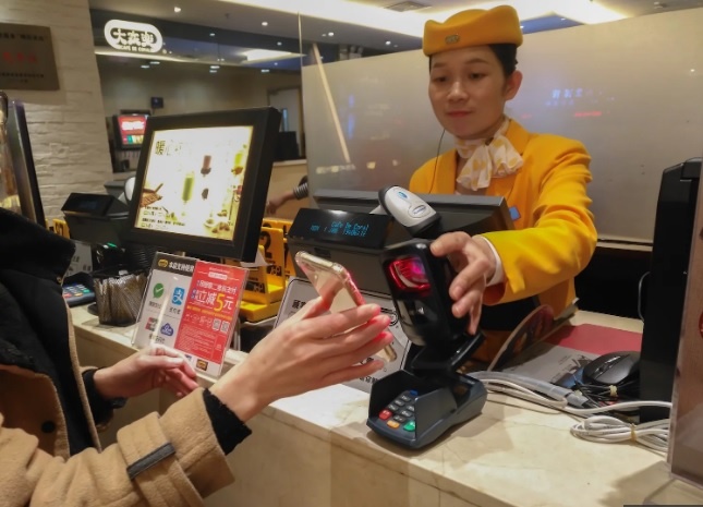 Trung Quoc dang day lai phuong Tay ve tien dien tu anh 3